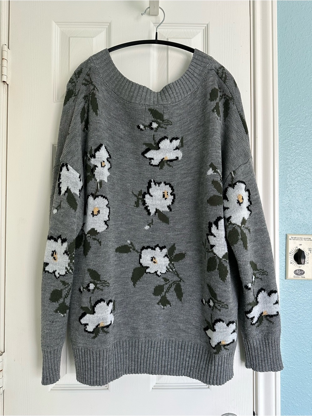 Twine and String Modern Art Floral V-Neck sweater gray and white size large - Picture 2 of 5